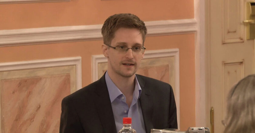 BRIEF: Snowden granted Russian citizenship