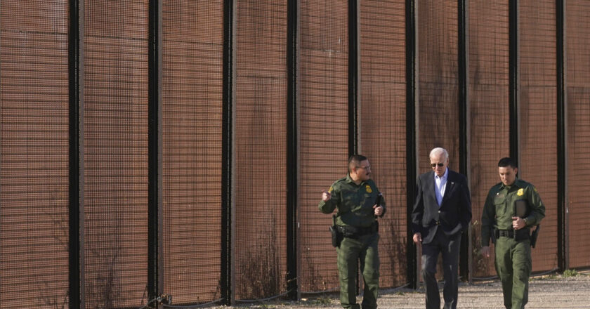 Biden inspects US-Mexico border in face of GOP criticism